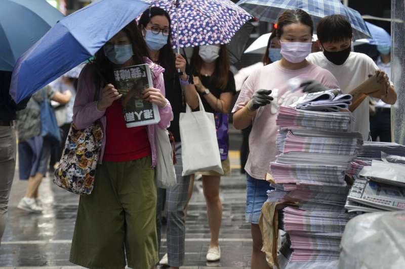 2021年6月24日，許多香港市民搶購最後一期《蘋果日報》。（美聯社）