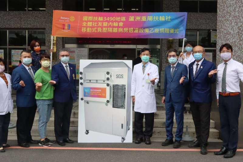 國際扶輪3490地區蘆洲重陽社25日捐贈移動式排氣高效率過濾裝置給衛生福利部臺北醫院。(圖/台北醫院提供)