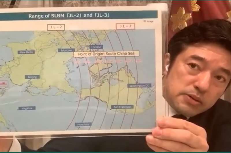 日本防衛副大臣中山泰秀向懷恩斯坦(Kenneth Weinstein)解釋中國潛射飛彈巨浪2型與3型的射程與威脅。(翻攝Youtube) 日本防衛副大臣中山泰秀向懷恩斯坦(Kenneth Weinstein)解釋中國潛射飛彈巨浪2型與3型的射程與威脅。(翻攝Youtube)