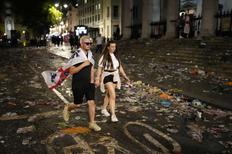 7月11日,歐國盃決賽這天,許多英格蘭球迷瘋狂應援。(AP) 7月11日,歐國盃決賽這天,許多英格蘭球迷瘋狂應援。(AP)