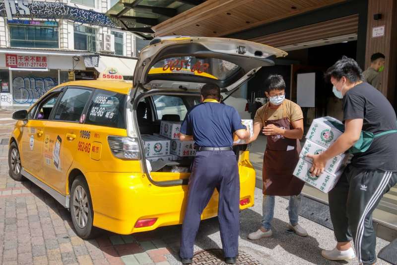 高市府在防疫期間推出「高雄好家載」，強調三方互助，達成市民、業者與計程車三贏局面。（圖/高市府提供）