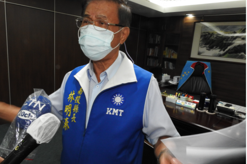 南投縣長林明溱表示,縣內莫德納疫苗到25日僅剩336劑,已經排給預約的孕婦施打,另外縣內65、66歲長輩、國中以上學校人員及補教業,合計至少還缺1萬2000劑疫苗。(圖/南投縣政府提供) 南投縣長林明溱表示,縣內莫德納疫苗到25日僅剩336劑,已經排給預約的孕婦施打,另外縣內65、66歲長輩、國中以上學校人員及補教業,合計至少還缺1萬2000劑疫苗。(圖/南投縣政府提供)