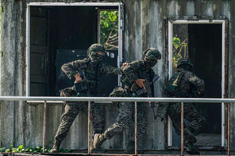 20210726-操作CQB的陸戰隊官兵。(取自中華民國海軍臉書) 20210726-操作CQB的陸戰隊官兵。(取自中華民國海軍臉書)