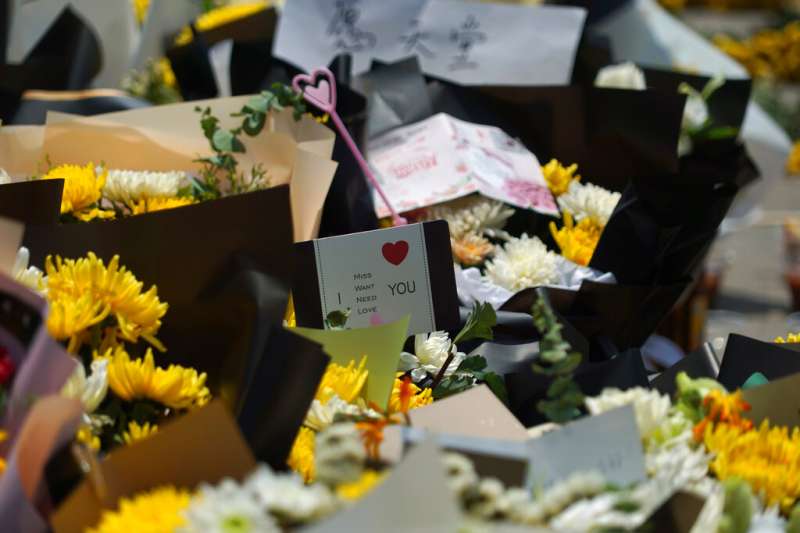 鄭州市民在地鐵五號線入口堆放鮮花,悼念罹難同胞。(美聯社) 鄭州市民在地鐵五號線入口堆放鮮花,悼念罹難同胞。(美聯社)