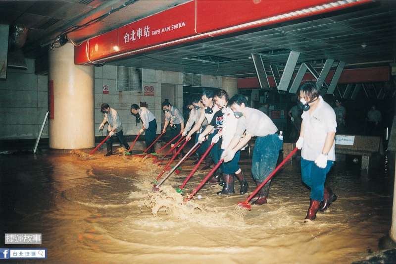 20210731-2000年納莉風災帶來洪水，讓台北捷運車站「滅頂」。（取自台北捷運臉書）