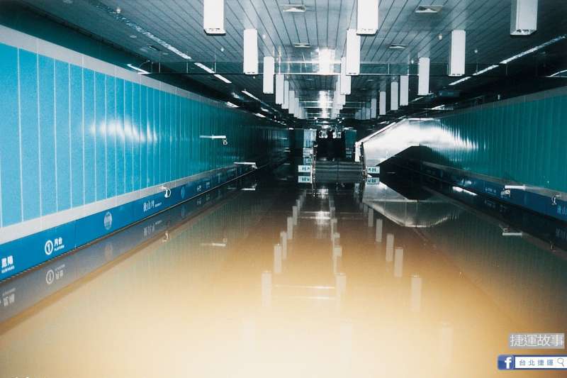 20210731-2000年納莉風災帶來洪水，後山埤車站整個「滅頂」。（取自台北捷運臉書）