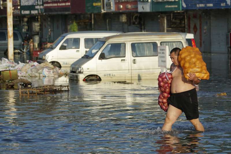 2021年7月，中國河南鄭州發生嚴重洪水，造成慘重死傷與經濟損失（AP）