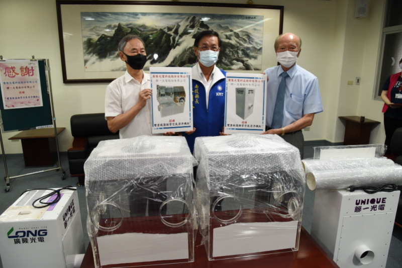 廣隆光電科技公司與聯一光電公司聯合募資捐贈10組「雙重殺菌插管空氣清淨機組」提供南投縣內醫院使用,2日在縣長室辦理捐贈儀式。(圖/南投縣政府)