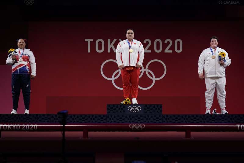 東京奧運女子87公斤以上級舉重比賽2日舉行,中國選手李雯雯奪得金牌,英國選手坎貝爾奪銀,美國選手羅伯斯獲得銅牌。(AP) 東京奧運女子87公斤以上級舉重比賽2日舉行,中國選手李雯雯奪得金牌,英國選手坎貝爾奪銀,美國選手羅伯斯獲得銅牌。(AP)