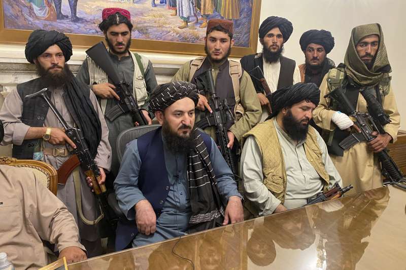 2021年8月15日，阿富汗神學士（Taliban）游擊隊攻進首都喀布爾，佔領總統府（AP）