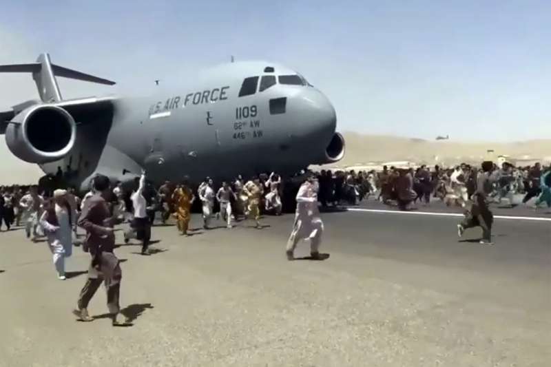 2021年8月16日,阿富汗首都喀布爾國際機場,急欲逃往國外的老百姓與美軍運輸機(AP) 2021年8月16日,阿富汗首都喀布爾國際機場,急欲逃往國外的老百姓與美軍運輸機(AP)
