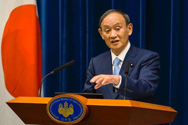 日本首相菅義偉面對疫情快速惡化,也只能繼續擴大緊急事態的適用區域。(美聯社) 日本首相菅義偉面對疫情快速惡化,也只能繼續擴大緊急事態的適用區域。(美聯社)