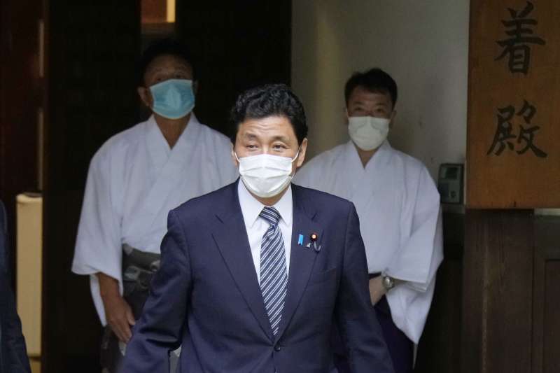 2021年8月13日,日本防衛大臣岸信夫參拜靖國神社(AP) 2021年8月13日,日本防衛大臣岸信夫參拜靖國神社(AP)