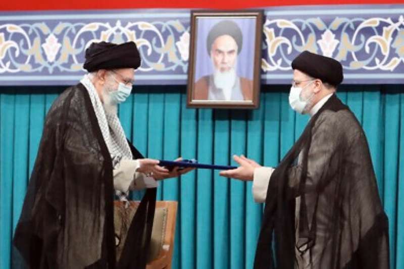 20210825-伊朗最高領袖阿亞圖拉·阿里·哈梅內伊 (Ayatollah Ali Khamenei，圖左) 8月3日在就任儀式上授予新科總統易卜拉欣·賴西 (Ebrahim Raisi，圖右) 正式批准證書。 （資料照，伊朗最高領袖辦公室，美聯社