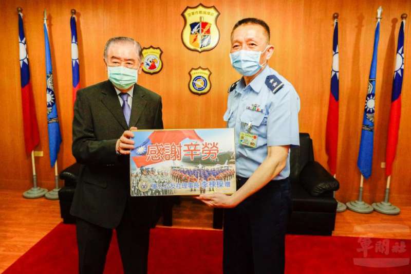 空軍近期將有將領人事異動,兩席空軍副司令之一的范大維中將屆退,職缺由空作部指揮官劉任遠中將(右)調任。(取自軍聞社) 空軍近期將有將領人事異動,兩席空軍副司令之一的范大維中將屆退,職缺由空作部指揮官劉任遠中將(右)調任。(取自軍聞社)