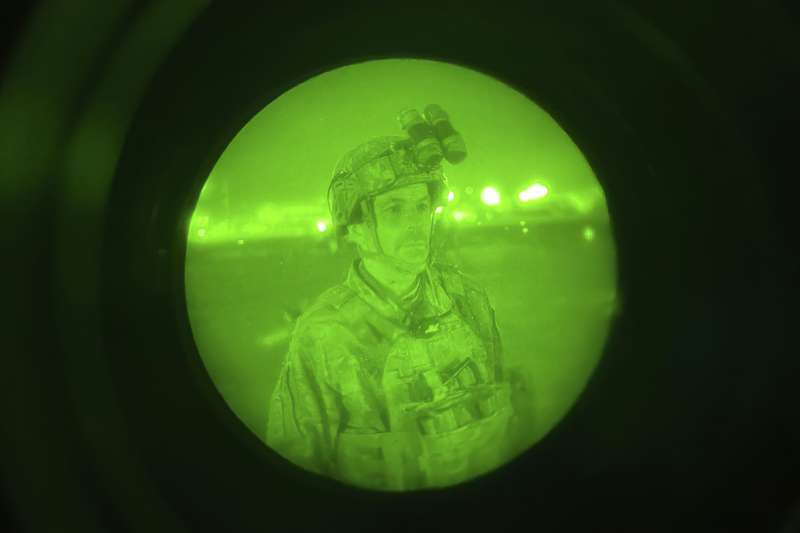 最後一個撤離阿富汗、走上C-17運輸機的美軍:第82空降師指揮官、二星少將克里斯・杜納修(Chris Donahue)。(美聯社) 最後一個撤離阿富汗、走上C-17運輸機的美軍:第82空降師指揮官、二星少將克里斯・杜納修(Chris Donahue)。(美聯社)