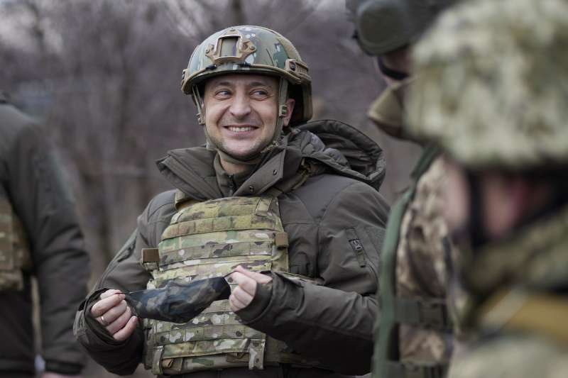2021年2月11日,烏克蘭總統哲連斯基(Volodymyr Zelensky)視察頓內次克(Donetsk)前線(AP) 2021年2月11日,烏克蘭總統哲連斯基(Volodymyr Zelensky)視察頓內次克(Donetsk)前線(AP)