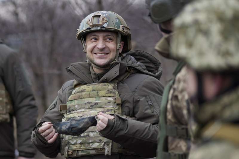 2021年2月11日，烏克蘭總統哲連斯基（Volodymyr Zelensky）視察頓內次克（Donetsk）前線（AP）