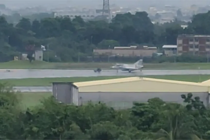 台灣F-16V戰機,在短短一個月內,連續發生三次離奇意外,加上空軍將領涉入間諜案等因素,空軍內部氣氛詭異。(網路截圖) 台灣F-16V戰機,在短短一個月內,連續發生三次離奇意外,加上空軍將領涉入間諜案等因素,空軍內部氣氛詭異。(網路截圖)