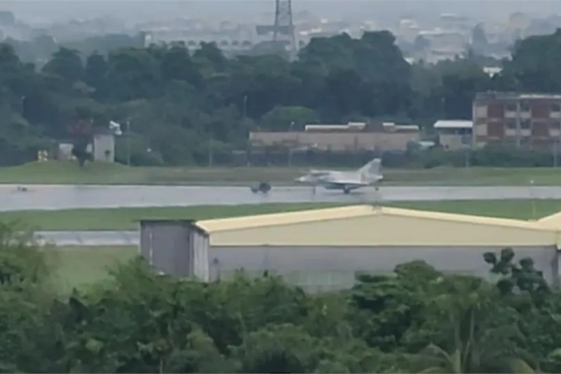 台灣F-16V戰機，在短短一個月內，連續發生三次離奇意外，加上空軍將領涉入間諜案等因素，空軍內部氣氛詭異。（網路截圖）