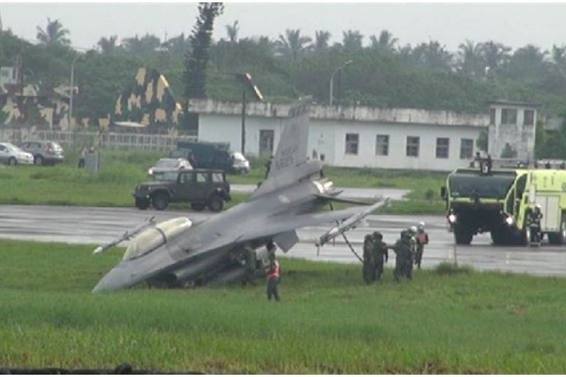 一架F-16戰機降落時失控沖出跑道(網路截圖) 一架F-16戰機降落時失控沖出跑道(網路截圖)
