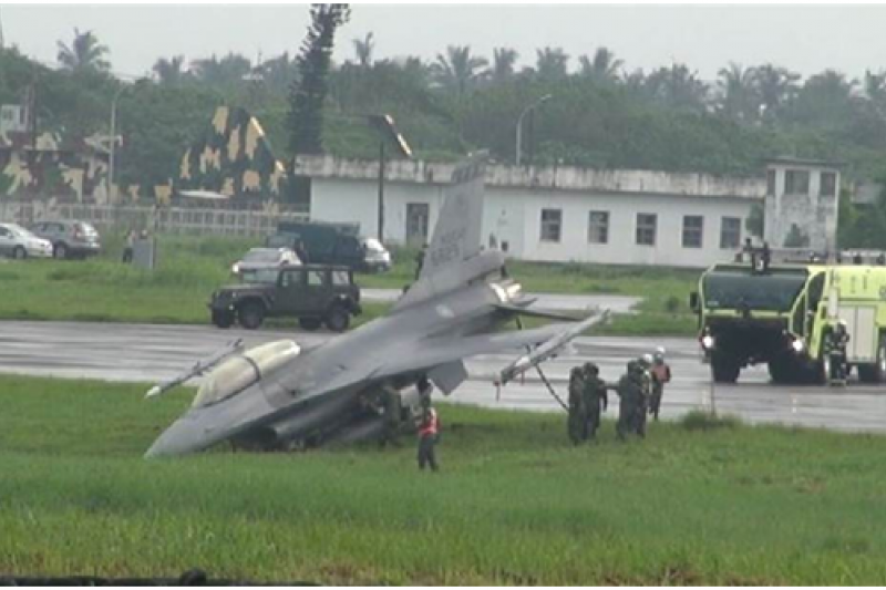 一架F-16戰機降落時失控沖出跑道（網路截圖）