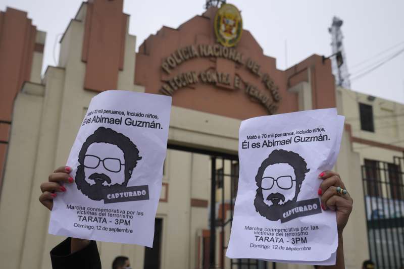 2021年9月11日,秘魯恐怖組織「光明之路」領導人古茲曼(Abimael Guzmán)死亡,民眾上街慶祝(AP) 2021年9月11日,秘魯恐怖組織「光明之路」領導人古茲曼(Abimael Guzmán)死亡,民眾上街慶祝(AP)