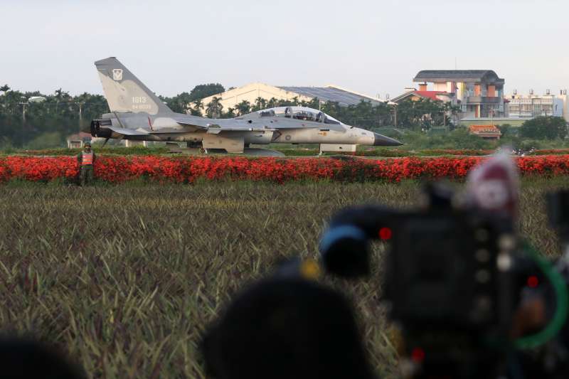 20210915-漢光37號演習實兵演練15日於佳冬戰備道進行戰機起降。圖為IDF。(蘇仲泓攝) 20210915-漢光37號演習實兵演練15日於佳冬戰備道進行戰機起降。圖為IDF。(蘇仲泓攝)