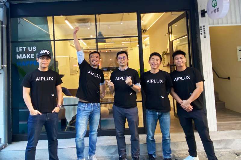 睿加科技創辦人吳鵬君(左二)帶領AIPLUX®團隊,由IP產業界與AI產業團隊組成。(圖/睿加科技提供)