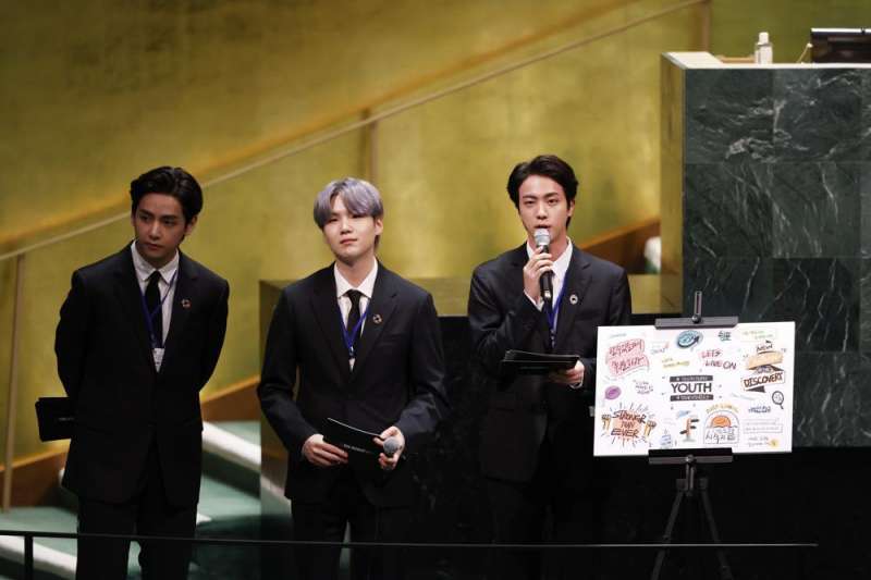 南韓防彈少年團(BTS)金泰亨(V)、閔玧其(Suga)、金碩珍(Jin)9月20日在聯合國大會活動演講。(AP) 南韓防彈少年團(BTS)金泰亨(V)、閔玧其(Suga)、金碩珍(Jin)9月20日在聯合國大會活動演講。(AP)