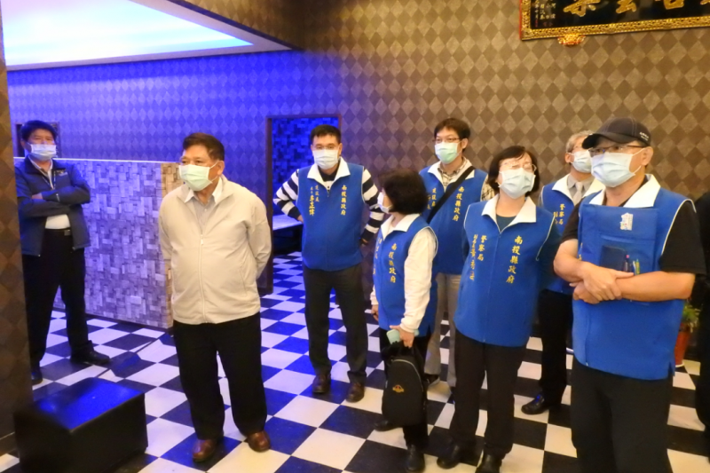 南投縣副縣長陳正昇帶隊前往草屯稽查更名原址復業的前東方紅時尚會館。(圖/南投縣政府)
