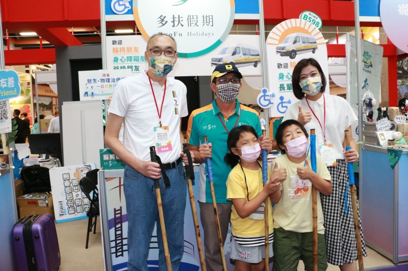 副市長謝政達(左)及觀旅局局長蔣志薇(右)為展出業者打氣合影。(圖/李梅瑛攝)