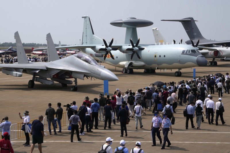 2021珠海航空展,中國的空警-500預警機與殲-16D電戰機。(美聯社) 2021珠海航空展,中國的空警-500預警機與殲-16D電戰機。(美聯社)