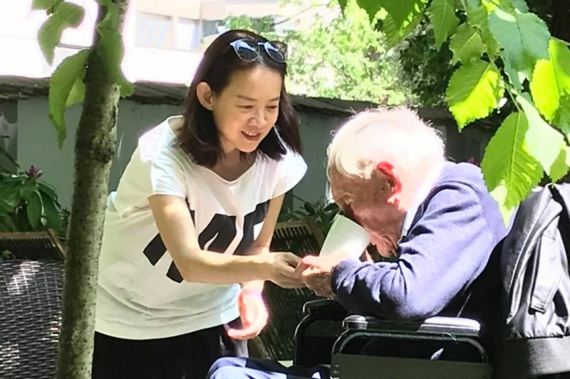 大衛古道爾在他104歲時,前往前可自願安樂死的瑞士結束人生(圖/取自 曾寶儀-Bowie 粉專) 大衛古道爾在他104歲時,前往前可自願安樂死的瑞士結束人生(圖/取自 曾寶儀-Bowie 粉專)