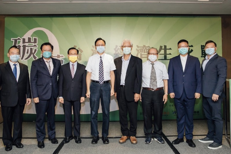 台灣碳權國際論壇與會各界專家學者,(左起)台北清華校友會會長韋伯韜、商總理事長許舒博、商發院董事長許添財、前行政院長張善政、台綜院副院長李明堅、清華大學原子科學院長李敏、台北智庫董事長高鼎宸、碳資產管理公司總經理姚新基。(圖/主辦單位提供)