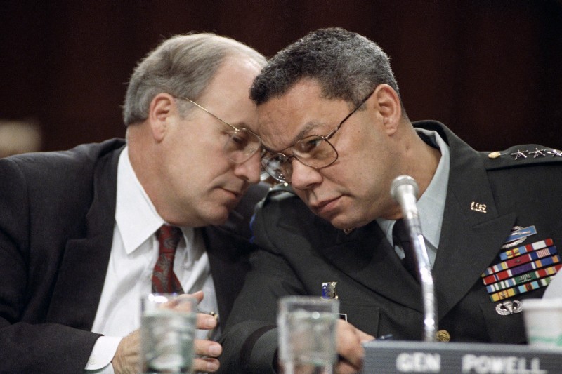 波灣戰爭時期的鮑爾(Colin Powell)與國防部長錢尼(Dick Cheney)(AP) 波灣戰爭時期的鮑爾(Colin Powell)與國防部長錢尼(Dick Cheney)(AP)