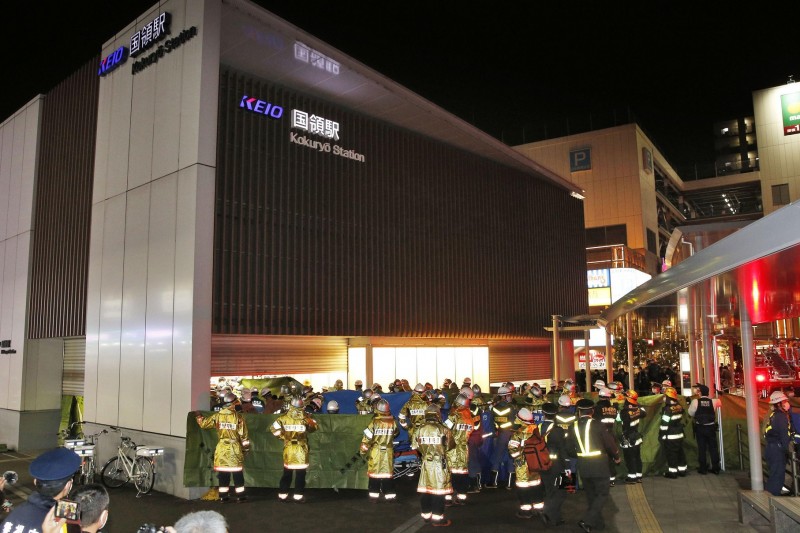 日本東京10月31日地鐵車廂內隨機砍人事件造成17人受傷,24歲犯嫌服部恭太被警方逮捕後供稱想藉殺人被判死刑。(AP) 日本東京10月31日地鐵車廂內隨機砍人事件造成17人受傷,24歲犯嫌服部恭太被警方逮捕後供稱想藉殺人被判死刑。(AP)