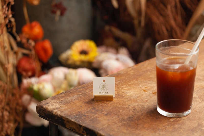 Flow café咖啡廳一隅,客人能在花束環繞下享用餐點。(圖/基隆市政府提供) Flow café咖啡廳一隅,客人能在花束環繞下享用餐點。(圖/基隆市政府提供)
