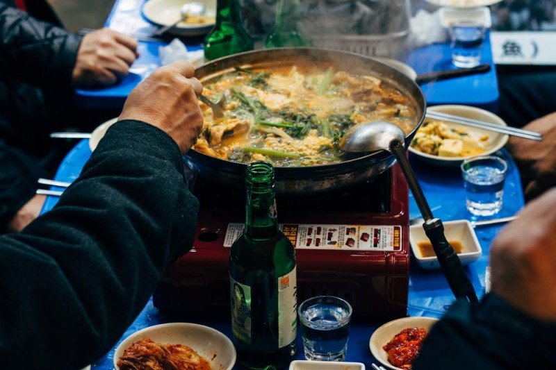 吃飯只能用湯匙、寒冬也喝冰水、考試前不喝海帶湯！韓國人的飲食禁忌文化，一次揭曉。（Pexels）