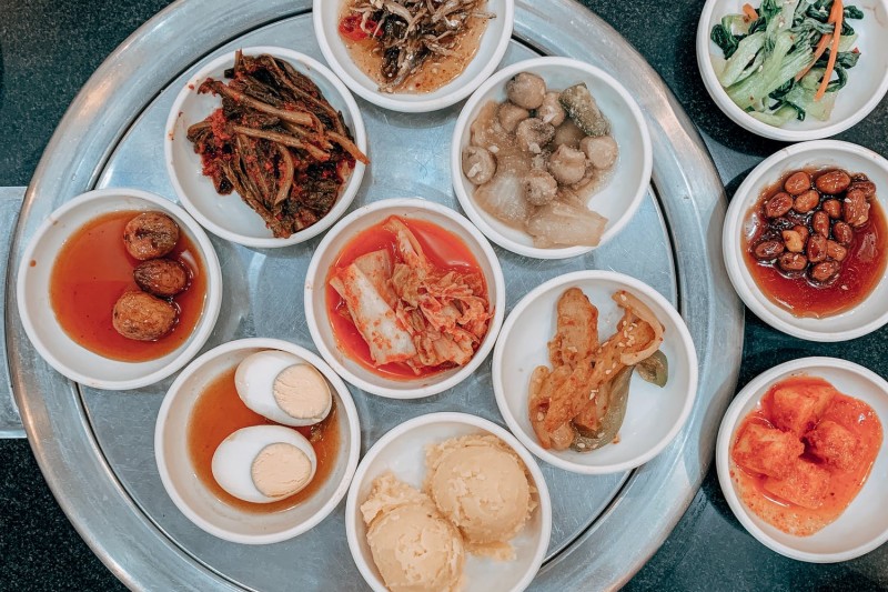 韓國食器特色多,經常可見不鏽鋼或陶瓷製成的容器。(Pexels) 韓國食器特色多,經常可見不鏽鋼或陶瓷製成的容器。(Pexels)