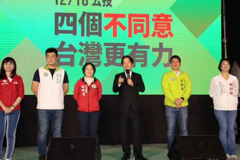劉世芳公投說明會今於左營元帝廟舉行,千餘民眾擠爆廣場聆聽,賴清德與蘇貞昌等人到場宣講。(圖/立法委員劉世芳辦公室提供) 劉世芳公投說明會今於左營元帝廟舉行,千餘民眾擠爆廣場聆聽,賴清德與蘇貞昌等人到場宣講。(圖/立法委員劉世芳辦公室提供)
