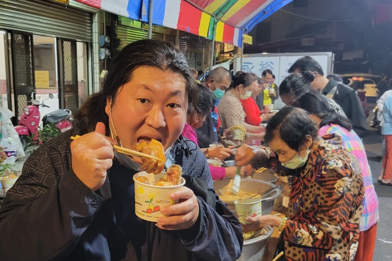20211129-音地大帝(見圖夾腿庫肉者)參與顏寬恒里民政見說明會外的「米粉場」。(取自音地大帝臉書) 20211129-音地大帝(見圖夾腿庫肉者)參與顏寬恒里民政見說明會外的「米粉場」。(取自音地大帝臉書)