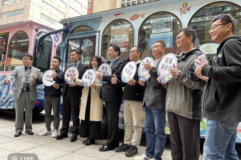基隆觀光巴士新裝亮相 12月4日上路限量免費搭乘。(圖/陳又嘉攝)