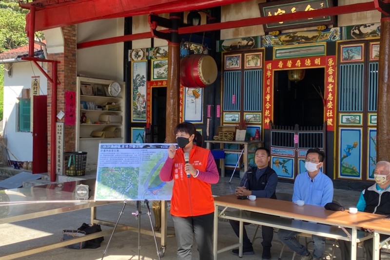 行政院中部聯合服務中心蔡培慧執行長,3日針對即將施工的水沙連社區道路環境及澀水社區道路鋪面與排水改善工程向鄉親說明。(圖/行政院中部聯合服務中心)