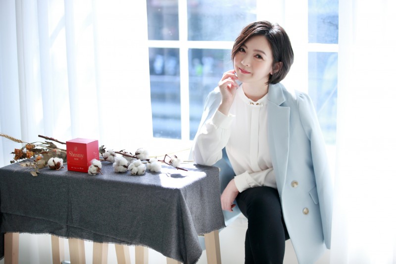 創辦人Cheryl投注大量心力財力在衛生面的製程上,以材質分解無塑思考為主軸,Shesmy環保衛生棉現正在嘖嘖平台募資中。(圖/由SHES提供)