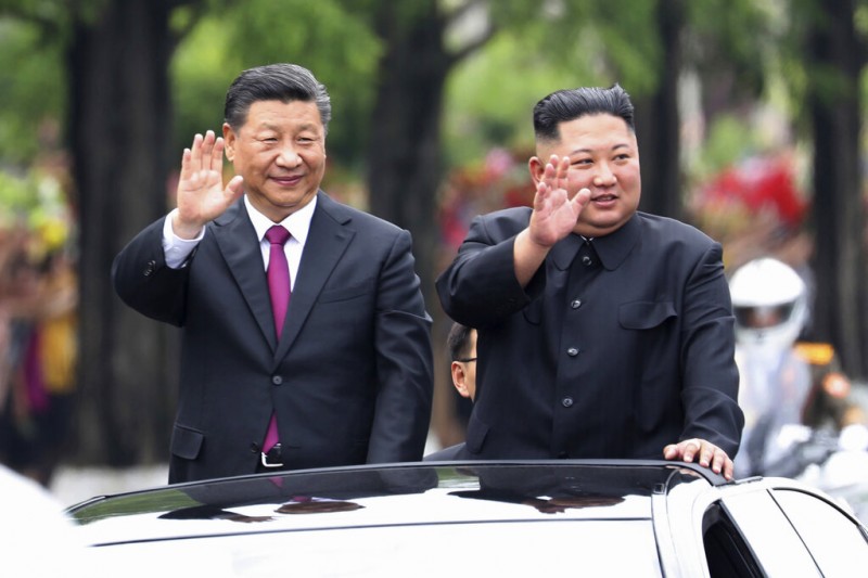中朝關係,北韓。2019年6月,習近平訪問平壤時與金正恩一同向民眾揮手致意。(美聯社) 中朝關係,北韓。2019年6月,習近平訪問平壤時與金正恩一同向民眾揮手致意。(美聯社)