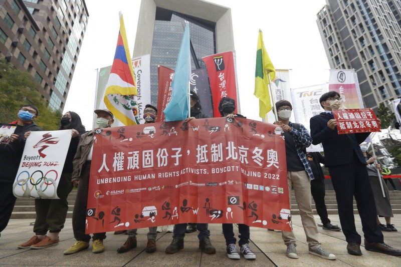 2021年12月10日,在台北街頭宣揚抵制北京冬奧的抗議人群。(美聯社) 2021年12月10日,在台北街頭宣揚抵制北京冬奧的抗議人群。(美聯社)
