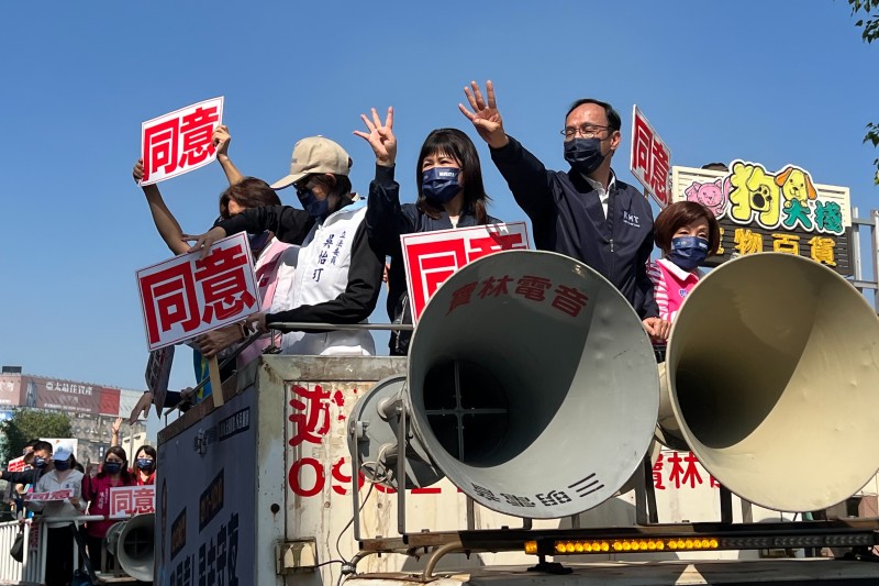 20211216-國民黨主席朱立倫16日南下屏東縣、高雄市，為公投過關進行戰車掃街催票。（國民黨提供）