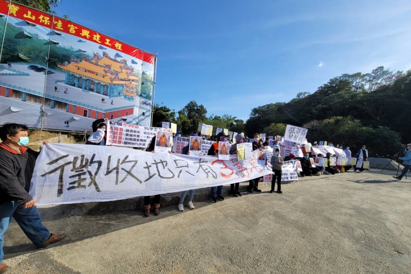 科管局遭控賤價徵收土地 寶山居民下跪怒砸蛋 狂吼:還我居住正義。(圖/自救會提供)