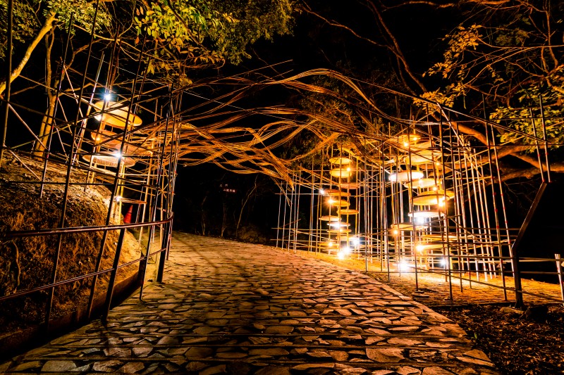 作品4《垂直的地語Vertical Language in a Sense of Longci》 薪作x府城後花園CC&KK ART(圖/龍崎光節 - 空山祭 Longci Light Festival@Facebook提供) 作品4《垂直的地語Vertical Language in a Sense of Longci》 薪作x府城後花園CC&KK ART(圖/龍崎光節 - 空山祭 Longci Light Festival@Facebook提供)